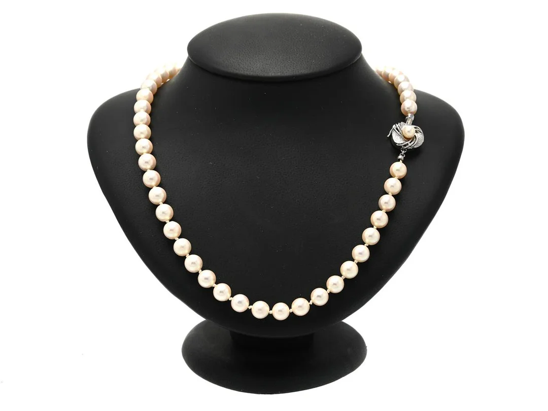 PÄRLCOLLIER, odlade pärlor, lås i metall, odlade pärlor, längd 50 cm, pärlor ca 7-8 mm, vikt 37,2 g, låsögglan på sidan låser inte och behöver åtgärdas i övrigt funkar kistlåset. — Smycken/Pärlcollier — Kaplans