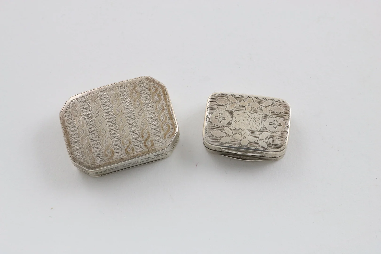 A GEORGE III CANTED RECTANGULAR VINAIGRETTE. — Silver — Lawrences Auctioneers