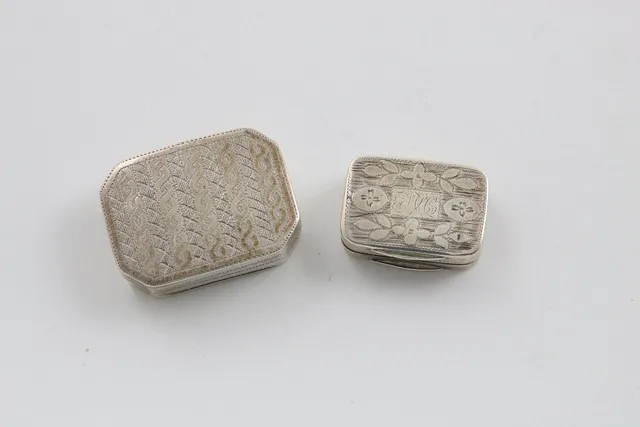 A GEORGE III CANTED RECTANGULAR VINAIGRETTE.