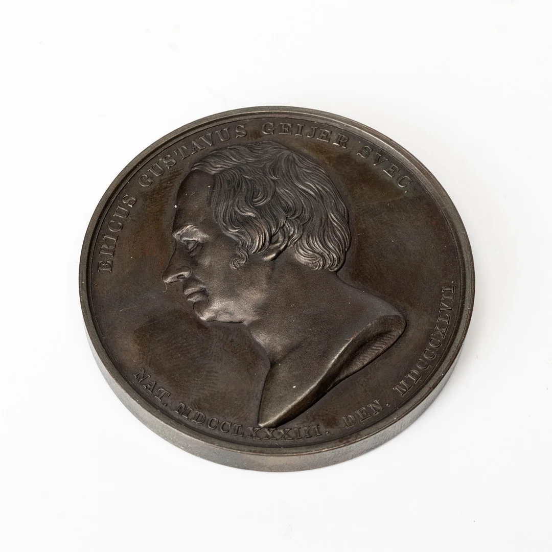 MEDALJ, försilvrad, Geijerska stiftelsens prismedalj, Erik Gustaf Geijer, utgiven 1850. — Orders & Medals — Auktionshuset Kolonn