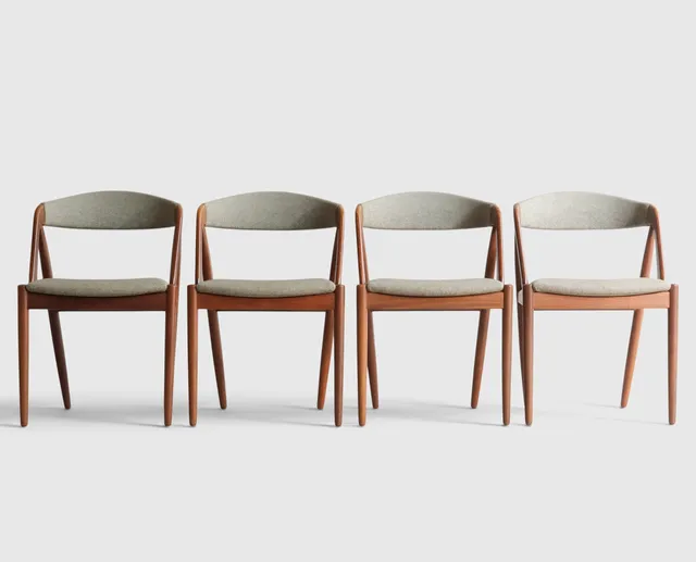 KAI KRISTIANSEN. Sæt på fire spisestole med stel af teak, kopstykke og sæde betrukket med uld. Formgivet i 1956. Udført hos Schou Andersen Møbelfabrik, model '31'. Danmark, 1960'erne (4).