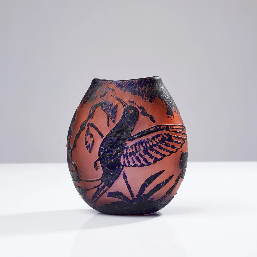 ASTRID GATE. vas, glas, unik, egen hytta, motiv med fåglar, 1995. — Other — Stockholms Auktionsverk Sickla