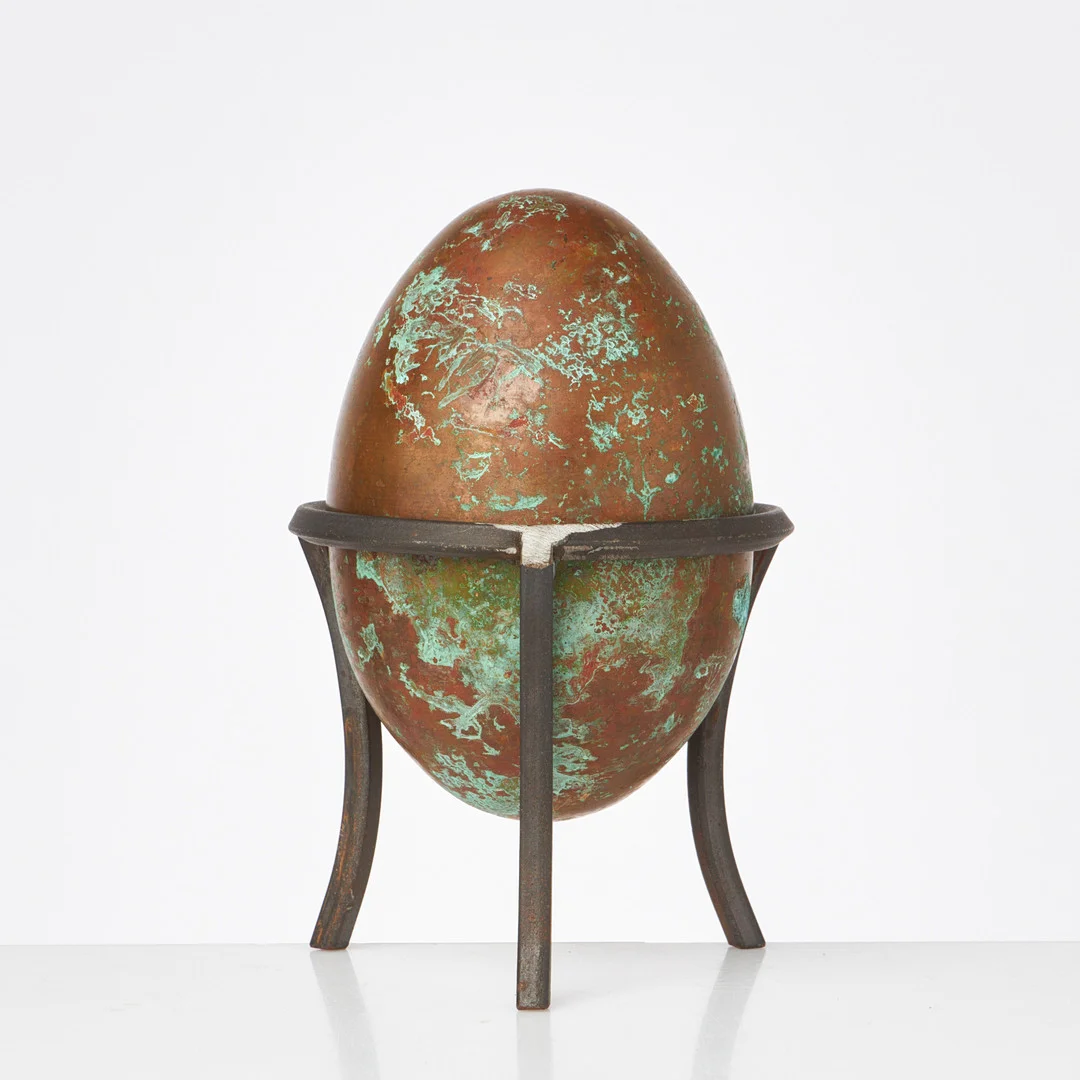 TAGE ANDERSEN. Skulptur, ägg, patinerat tenn, ställning i smide, signerad Tage Andersen, 2000-tal. — Sculptures & Bronzes — Stockholms Auktionsverk Sickla
