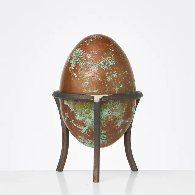 TAGE ANDERSEN. Skulptur, ägg, patinerat tenn, ställning i smide, signerad Tage Andersen, 2000-tal.
