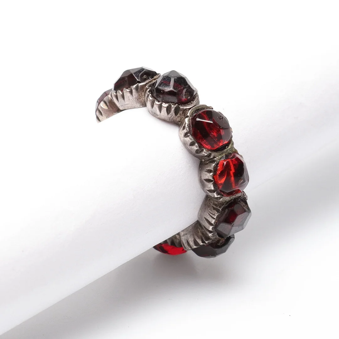 RING, helallians. silver och troligen granater, Stämplad EB samt årsboskatv för 1876. Vikt ca 3.8gram. — Rings — Gomér & Andersson Linköping