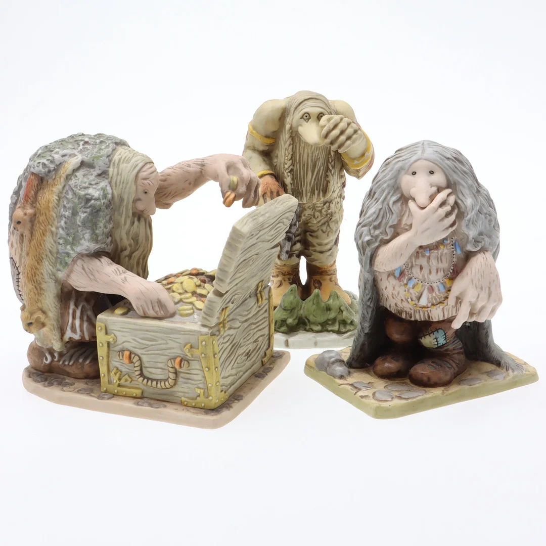 JOHN BAUER. Efter. Figuriner, 3 st, "Troll", fältspadsporslin, I Trollens Värld, Nils Holgersson Gården AB. — European — Ekenbergs Auktioner