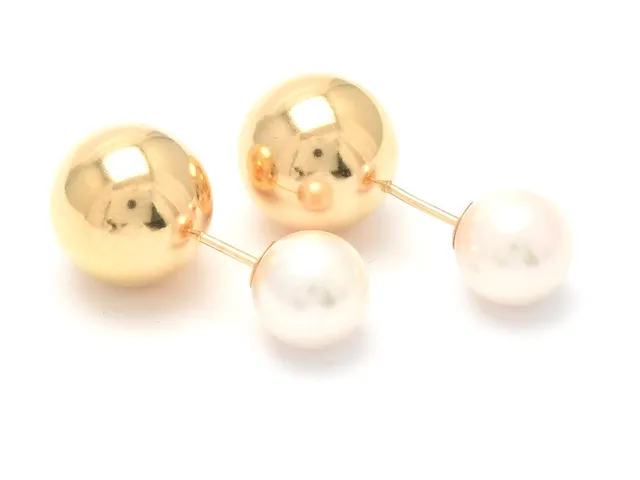 Örhängen ett par 18K 2,5g, med odlade pärlor Ø7,1-7,2mm