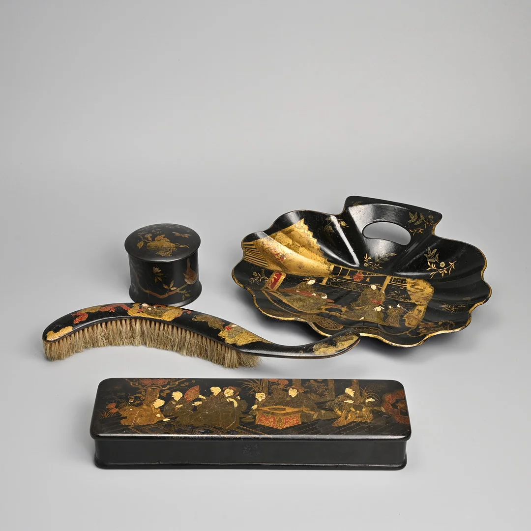 A EUROPEAN CHINOISERIE LACQUERED PAPIER MACHE / WOOD TRAY AND BRUSH, TOGETHER WITH TWO JAPANESE LACQUERED BOXES AND COVERS, EARLY 20TH CENTURY. — Wood — Ma San Auction