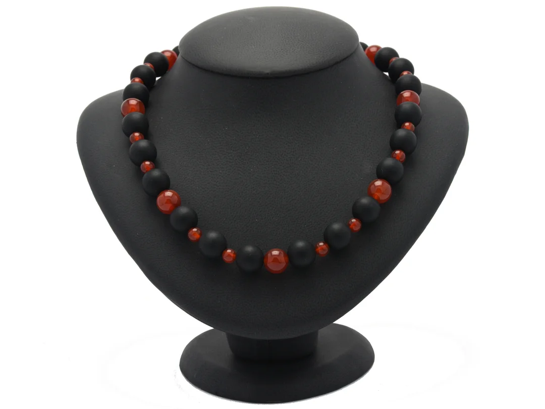 COLLIER, färgad agat, matterad onyx, lås i sterlingsilver, trädd på vajer, längd 52 cm. — Smycken/Collier — Kaplans