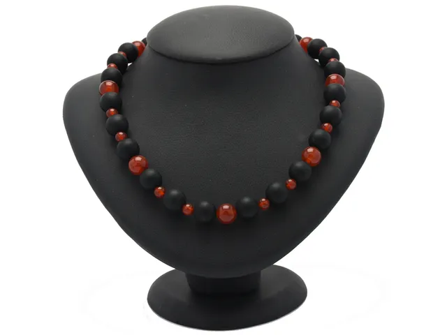 COLLIER, färgad agat, matterad onyx, lås i sterlingsilver, trädd på vajer, längd 52 cm.