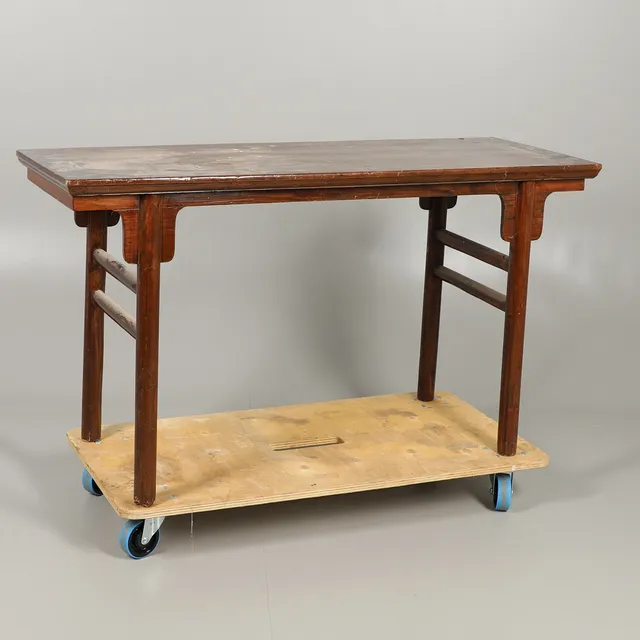 A 20TH CENTURY CHINESE ALTAR TABLE.