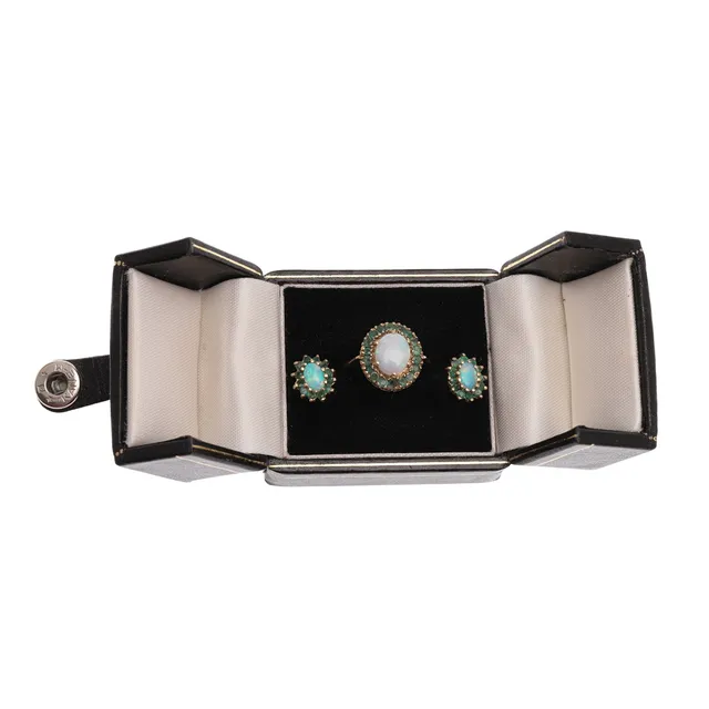 AN OPAL AND EMERALD CLUSTER RING.