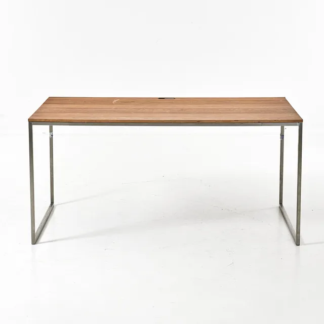 SKRIVBORD, 2000-tal, underrede i stål, skiva fanerad i valnöt, Danmark.