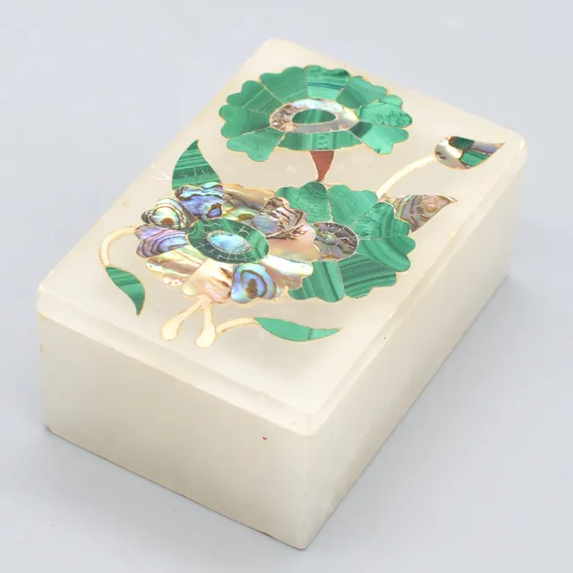 DECKELDOSE AUS WEISSEM MARMOR MIT INTARSIEN, BLUMENDEKOR, MALACHIT- UND ABALONE-EINSATZ, AUS DEM SPÄTEN 20. JAHRHUNDERT.