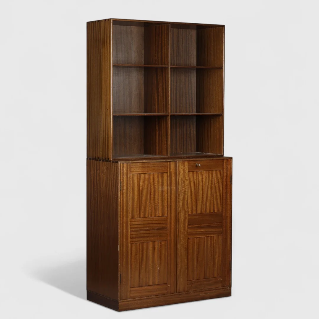 MOGENS KOCH. Skab samt reol og en sokkel massiv mahogni, Rud. Rasmussens Snedkerier, Danmark, (2+1). — Cupboards, Cabinets & Shelves — Palsgaard Kunstauktioner
