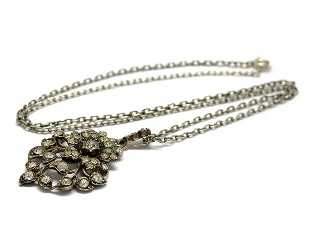 KEDJA/HÄNGE, silver och paste, längd 52 cm, vikt 15,6 g.