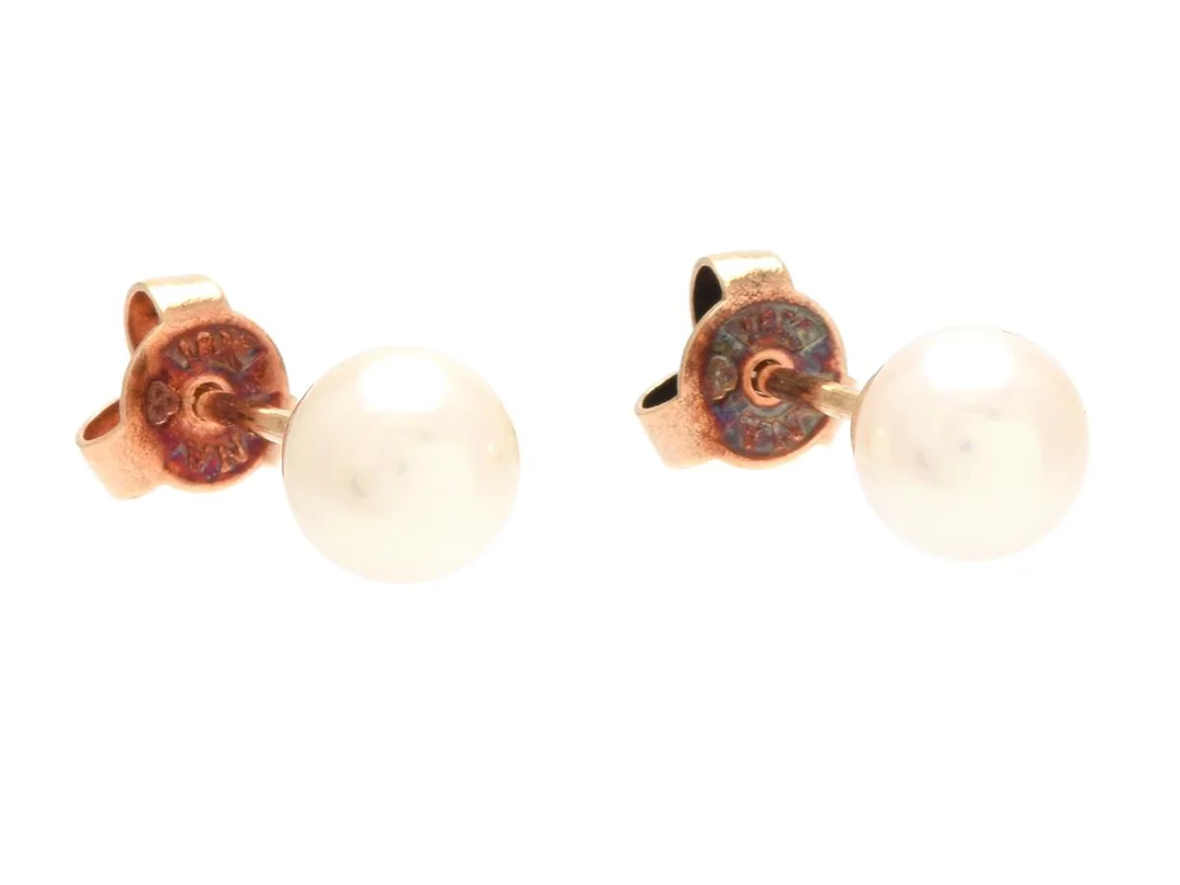 PÄRLÖRHÄNGEN, 18K guld, odlade pärlor, ca 6,2 mm, vikt 1,5 g, stift. — Smycken/Pärlörhängen — Kaplans