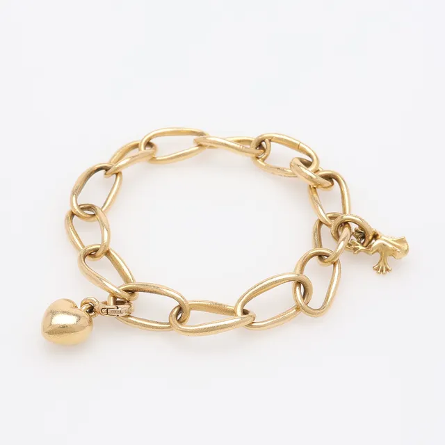 OLE LYNGGAARD. ARMBAND, "LOVE BRACELET" formgivet av Charlotte Lynggaard, 18 k guld, med 2 st hängen/berlocker i form av en groda och ett hjärta, 18 och 14 k, (Ole Lynggaard-produkter) totalt 51,5 g.