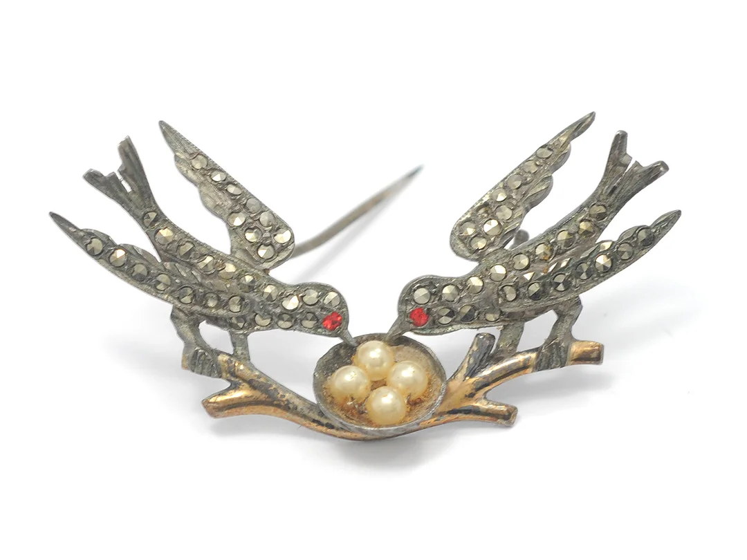 BROSCH, silver markasiter, pärlor, röda stenar, i form av fåglar, 5x3 cm, vikt 6,5 g. — Smycken/Brosch — Kaplans