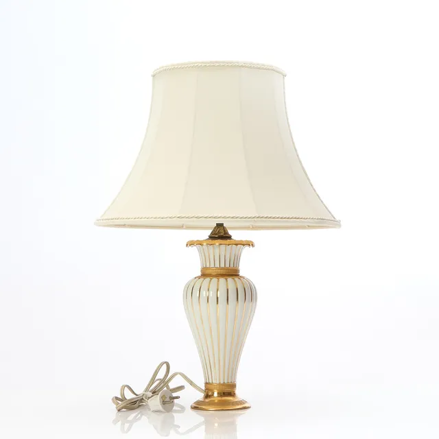 ROYAL COPENHAGEN, BORDSLAMPA. Porslin med förgylld dekor. Konverterad från vas. Gustav Friedrich Hetsch, nr 740 8625.