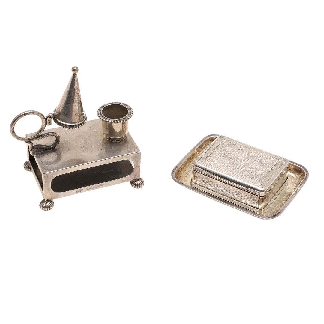 A GEORGE V RECTANGULAR SILVER VESTA BOX & MATCHING STAND. — Silver — Lawrences Auctioneers