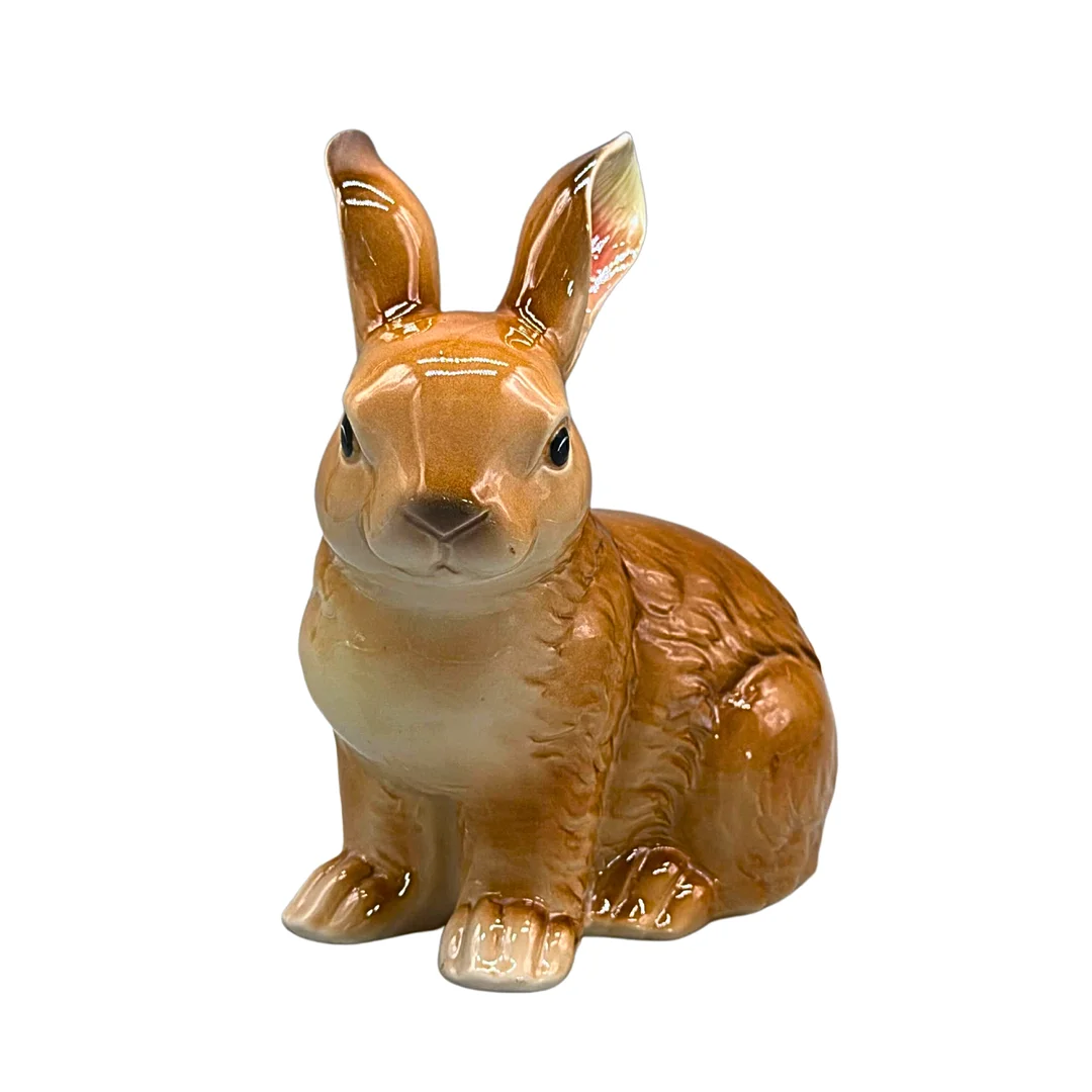 PORZELLANFIGUR EINES BRAUNEN HASEN. — European — Auktionshaus Stuber's Hammerschlag