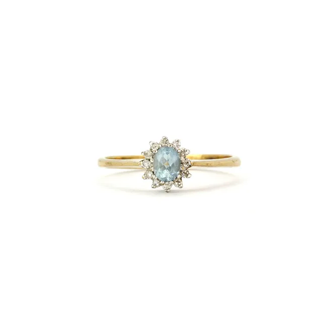 AQUAMARINE AND DIAMOND CLUSTER RING.