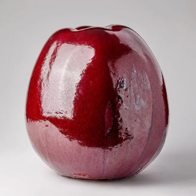 ULLA OCH GUSTAV KRAITZ. Sculpture, own studio Förslöv, stoneware, in the shape of an apple.
