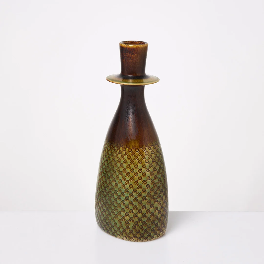 STIG LINDBERG. Vas, glaserat stengods, inpressad dekor, undertill signerad, Studiohanden, Gustavsberg. — European — Stockholms Auktionsverk Sickla
