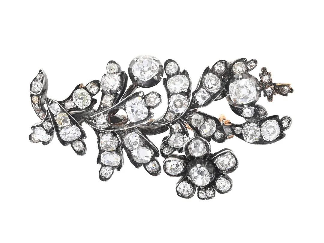 BROSCH, silver/14K guld, antikslipade diamanter ca 7,00 ctv, nål i 9K guld, antik, mått 30x50 mm, vikt 11,4 g, en diamant saknas, enstaka diamanter har nagg, lagningar, — Smycken/Brosch — Kaplans