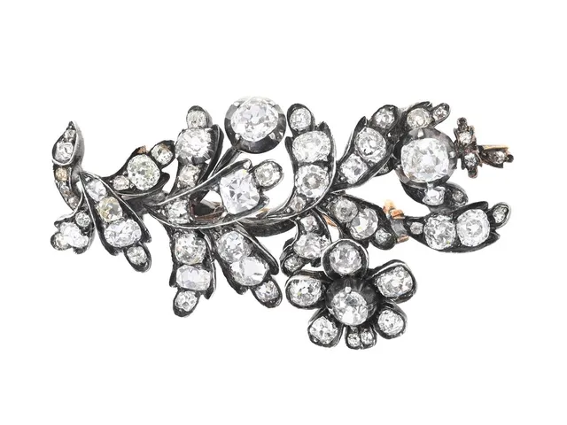 BROSCH, silver/14K guld, antikslipade diamanter ca 7,00 ctv, nål i 9K guld, antik, mått 30x50 mm, vikt 11,4 g, en diamant saknas, enstaka diamanter har nagg, lagningar,