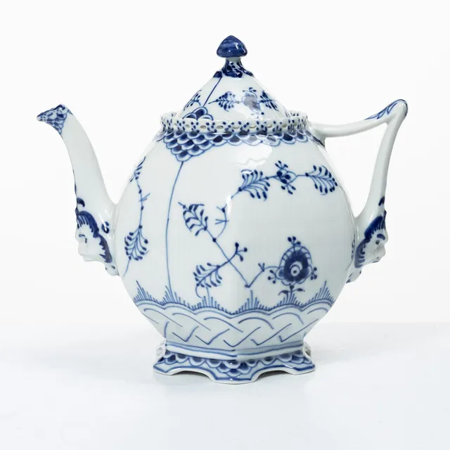 Royal Copenhagen, Tekanna, "Musselmalet", modell 1119, Danmark, 1970-tal.