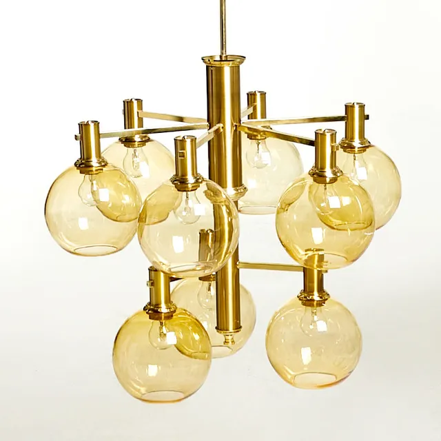 ERIK WÄRNÅ. Takkrona, stor modell, EWÅ, stomme i mässing med 9 lampglober i två nivåer, bärnstensfärgat glas från Rosdala glasbruk, 1960/70-tal.