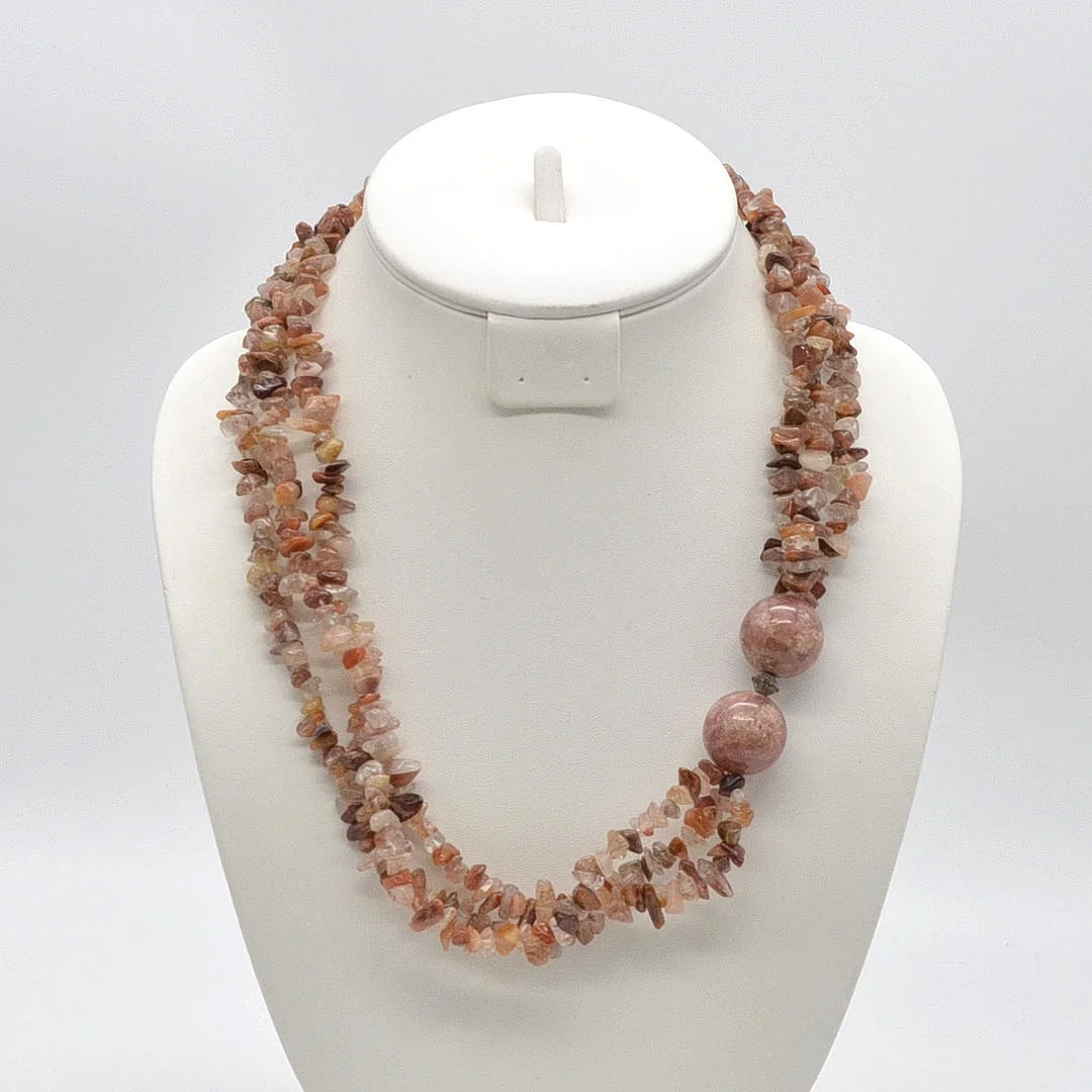 EDELSTEINCOLLIER AUS HESSONITE, HANDGESCHLIFFEN, DREI-STRÄNGIG, VINTAGE, CA. 55CM. — Necklace — Kunst- und Auktionshaus Kleinhenz