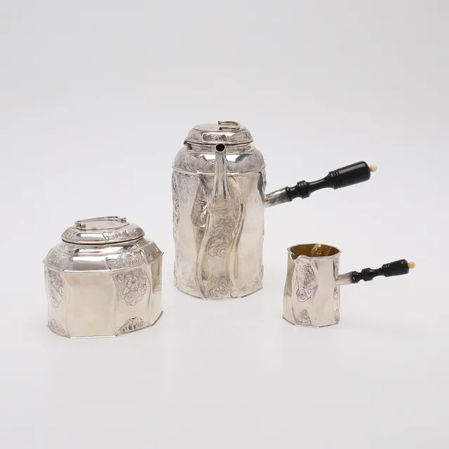 KAFFESERVIS, 3 delar, silver med svärtade trähänklar, Gustaf Dahlgren, Malmö, 1919. totalt 602 g.