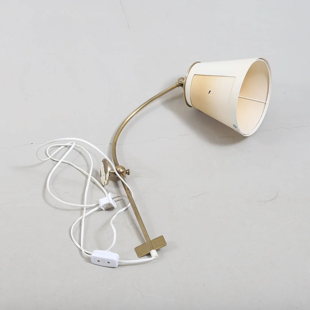 JOSEF FRANK. Vägglampa, mässing, Svenskt Tenn, modelnummer 2600, 1900-tal. — Wall Lights — Gomér & Andersson Nyköping