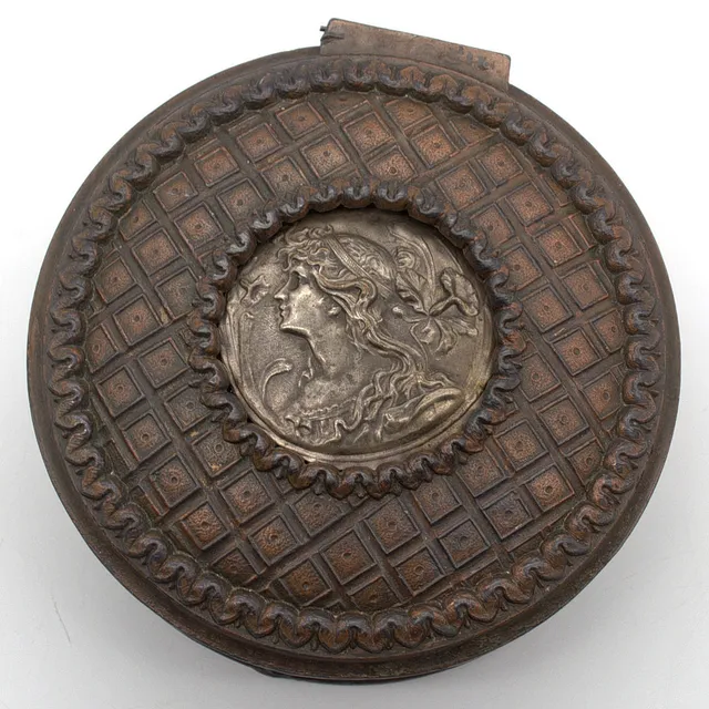 SCHMUCKDOSE BRONZE MIT PLASTISCHEM VERSILBERTEN FRAUEN KOPF; NUMMERIERT UM 1900.