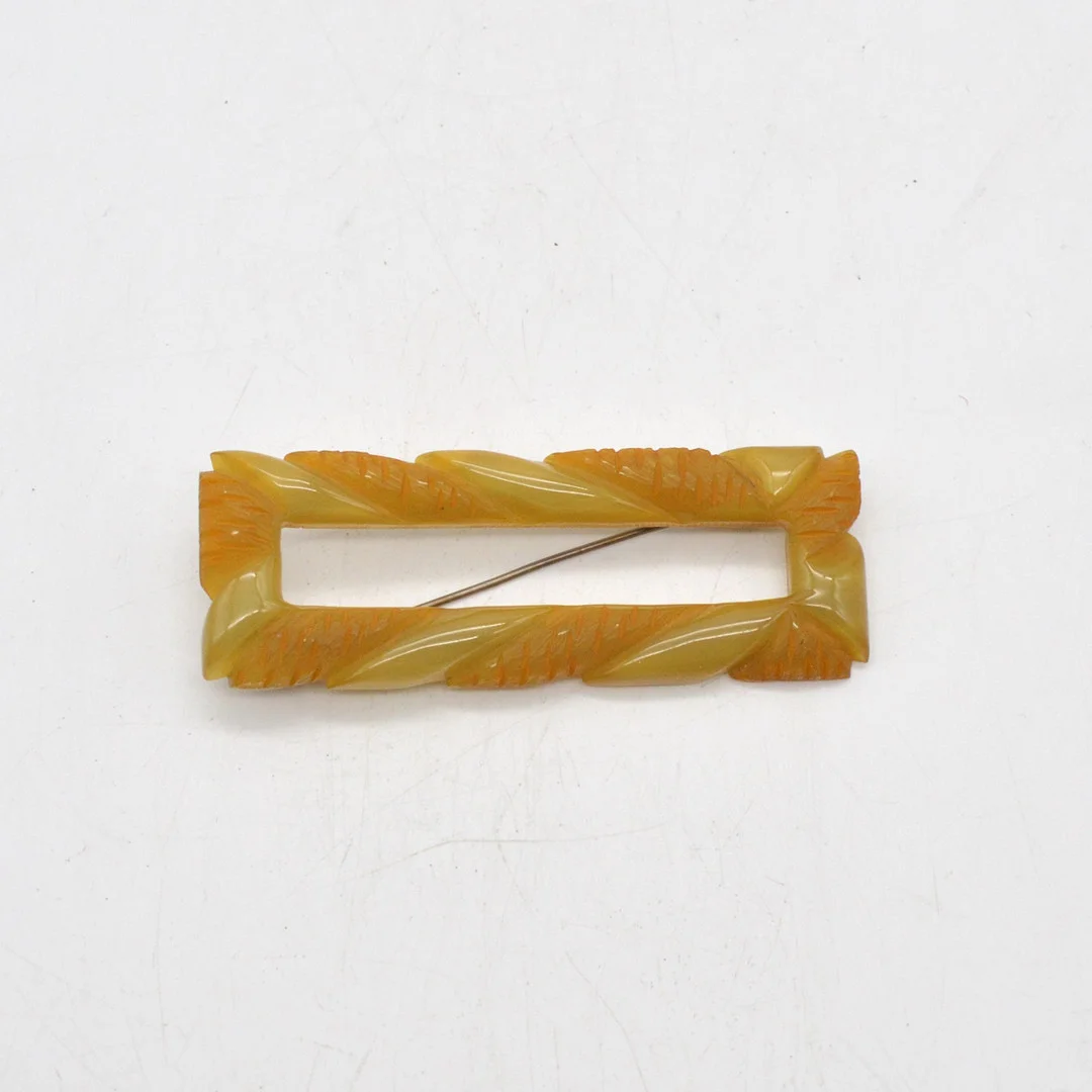 JUGENDSTIL BROSCHE AUS BAKELIT, HANDGESCHNITZT, UM 1930, 26 x 76mm. — Brooches & Pendants — Kunst- und Auktionshaus Kleinhenz