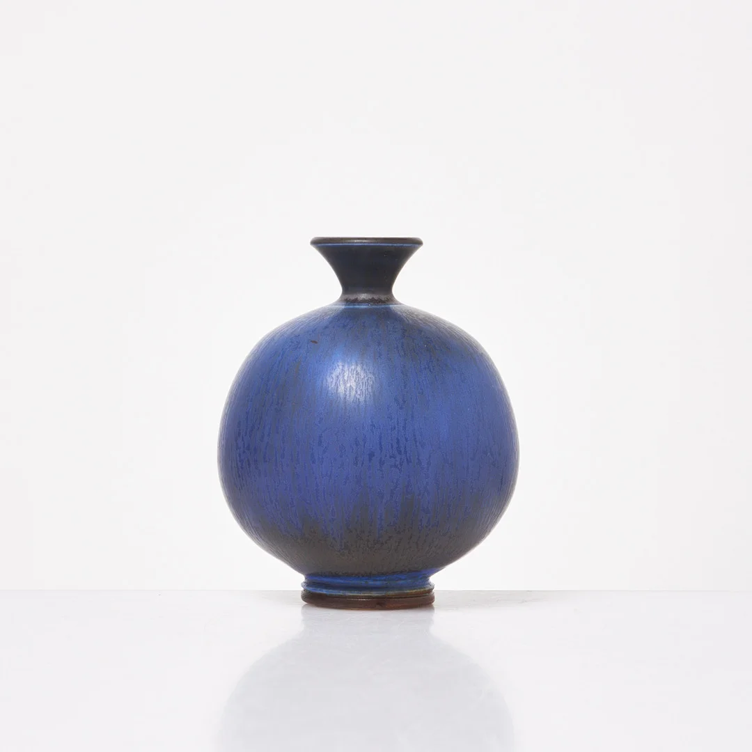 BERNDT FRIBERG. Vas, stengods, harpälsglasyr i blått, undertill signerad, daterad 1976, Gustavsbergs studio. — European — Stockholms Auktionsverk Sickla