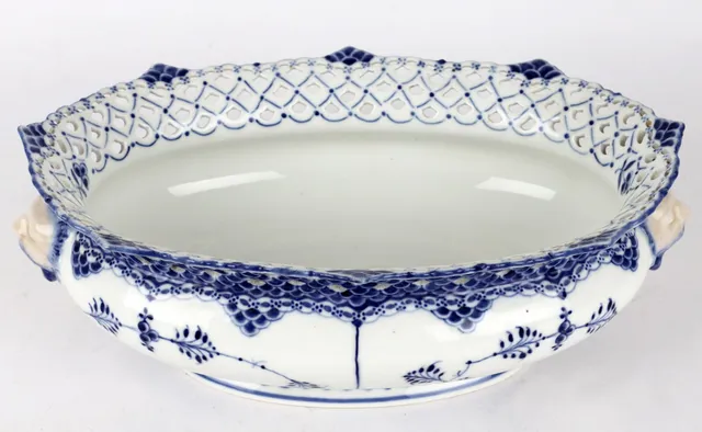 Arnold Krog for Royal Copenhagen: Mussel painted full lace jardiniere no. 1069, approx. 1900