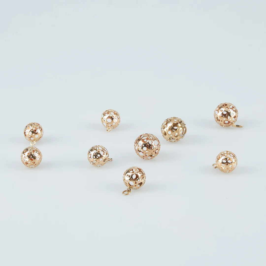 LIISA VITALI. HÄNGEN, 3 + 6 st, 14K guld. — Jewellery Suites — Stockholms Auktionsverk Helsinki