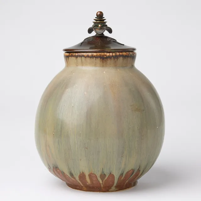 PATRICK NORDSTRÖM. Vas med bronslock av Georg Thylstrup, Den Kongelige Porcelainsfabrik, Danmark 1919, stengods, glasyr i grönt med bruna inslag.