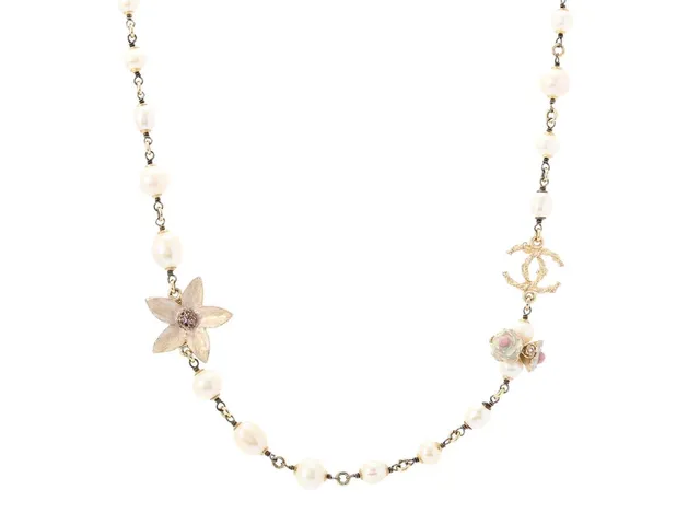 CHANEL, COLLIER, Eternity, vita imitationspärlor, vita, rosa stenar, guldfärgad metall, längd 88-93 cm, märkt 13. C, år 2013, Made in France. Very Good Condition.