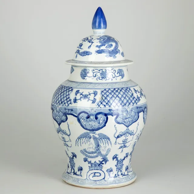 Blauweiße Deckelvase, Qianlong-Marke, Ende 20. Jh.