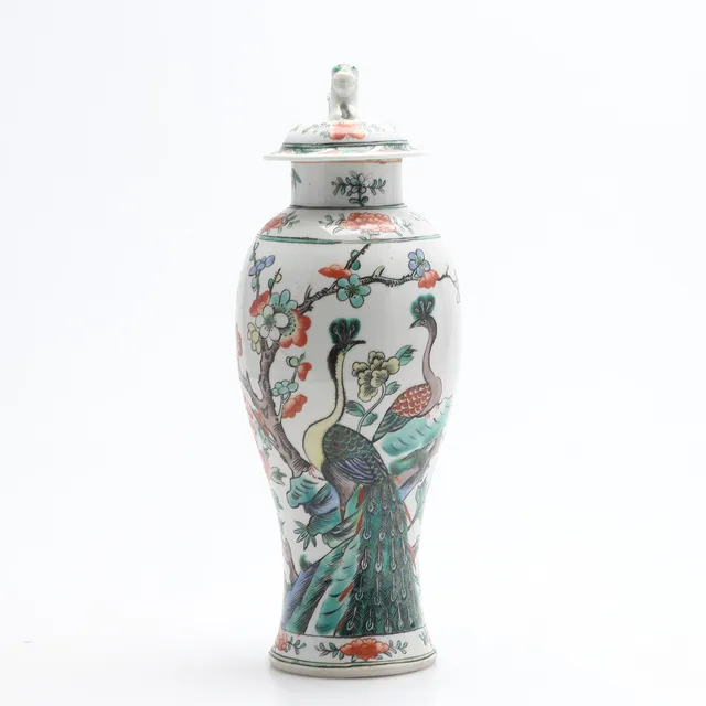 URNA MED LOCK, porslin, famille verte, Kina, Kangxi-stil, omkring 1900.