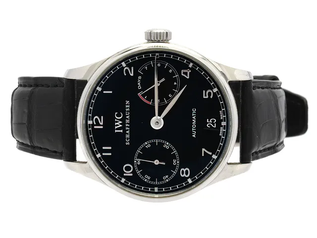 IWC, Schaffhausen, Portugieser, Cal 51010, Serie nr. 2725134, Ref nr. 500109, Boett nr. 3198039, herrur, 42,3 mm, stål, automatisk, safirglas, datum, liten sekundvisare, gångreservindikator (7-dagars), glasbaksida, läderband, viklås, cert, mars 2007, träbox, ytterkartong (skadad).