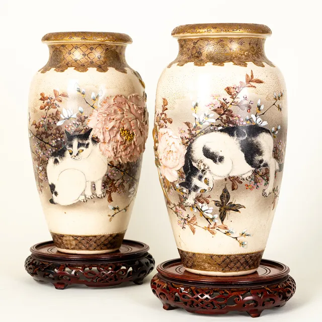 Satsuma-Vasenpaar mit 'Takaukibori', Japan, Meiji-Zeit (1868-1912) (2).