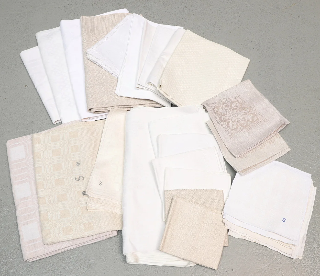 TEXTIL, parti, Linne, dukar, servetter och handdukar. — Textiles — Ekenbergs Auktioner