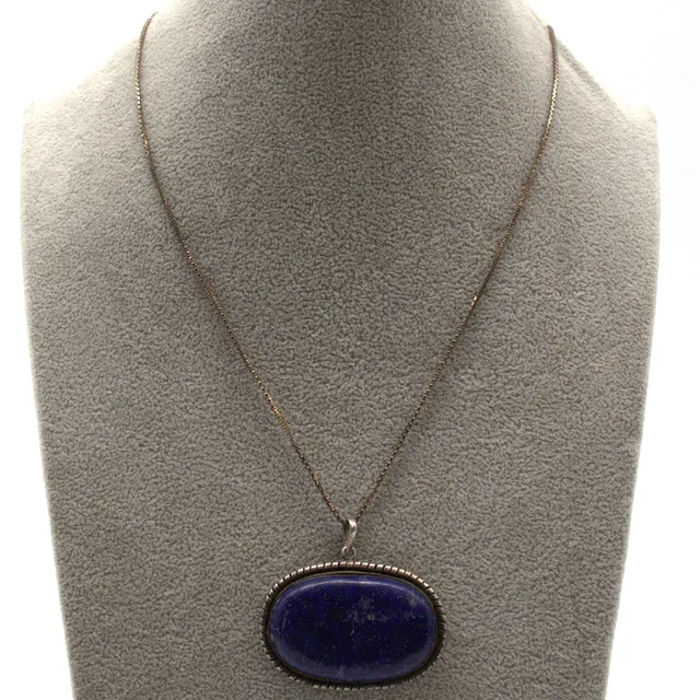 DESIGNER SILBER COLLIER, ANÄNGER LAPISLAZULI GEFASST, GESCHLIFFEN, AN STERLING SILBER KETTE. 20. JAHRHUNDERT.