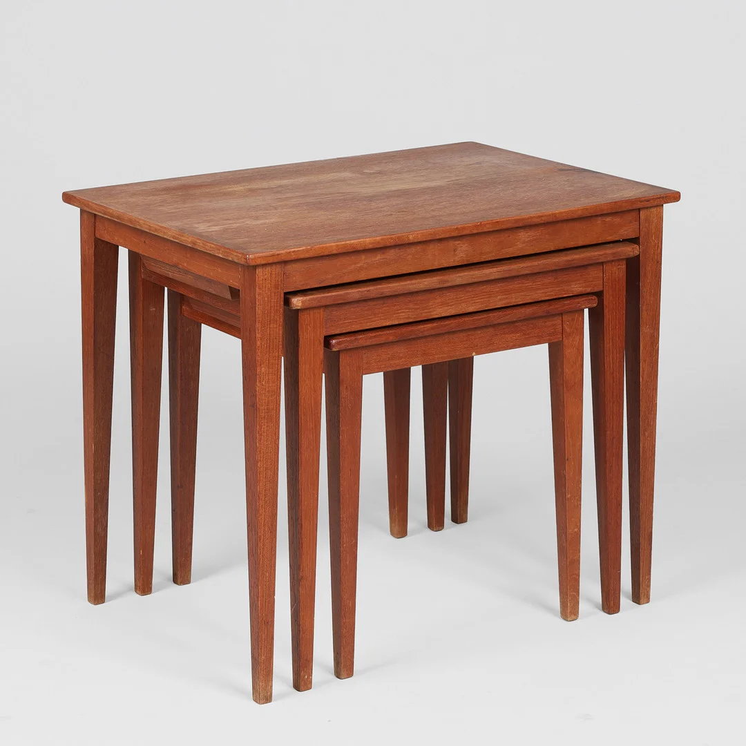 DANSK MØBELDESIGN. Et sæt indskudsborde af teak, ca. 1960'erne, (3). — Tables — Palsgaard Kunstauktioner